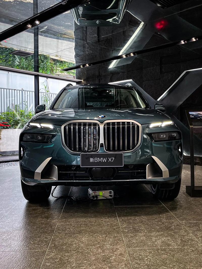 宝马x7黑色好还是白色好 宝马x7黑色好还是白色好看