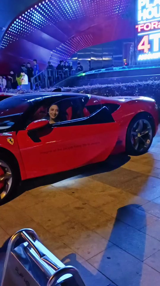 【买法拉利睡了女销售,小伙买法拉利】